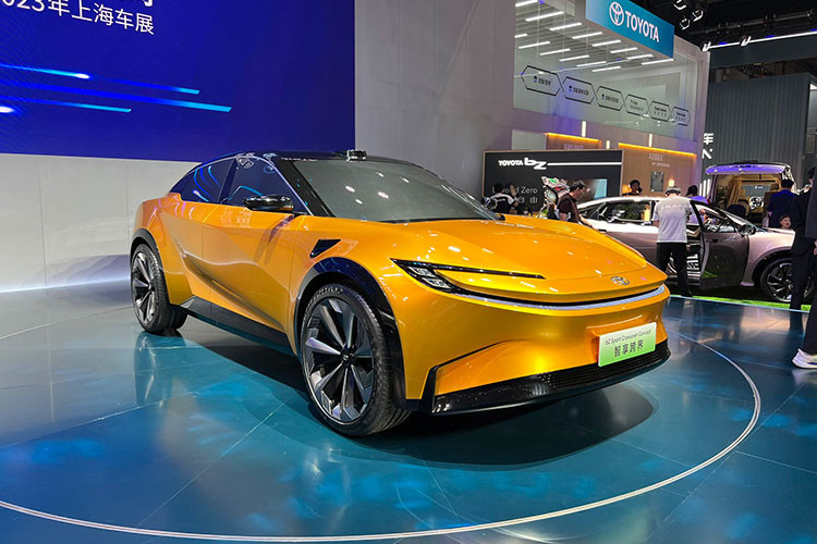 Toyota bZ Sport Crossover 2024 mới mang kiểu dáng thân xe SUV-coupe với các đặc điểm thiết kế đặc trưng của dòng bZ. Ngoại hình của mẫu SUV này khá giống với Toyota bZ Compact SUV Concept, nhưng mang kích thước lớn hơn.