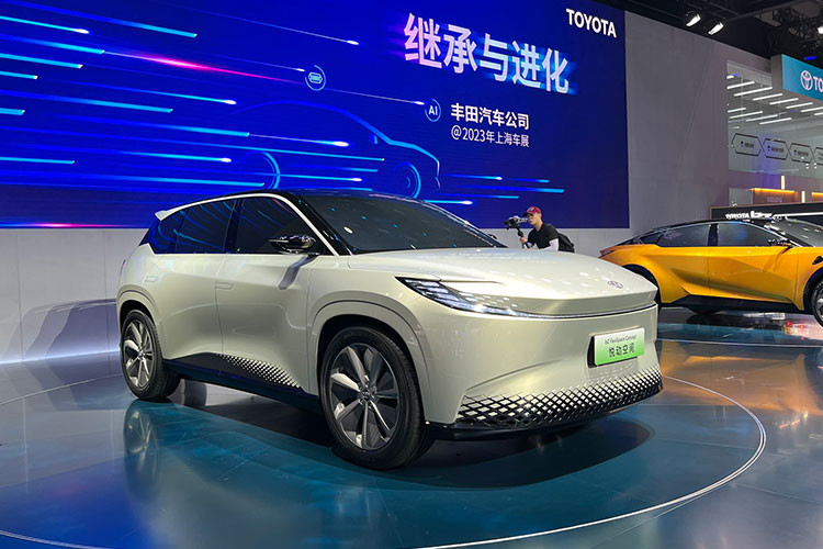 Hãng xe Nhật Bản vừa cho ra mắt 2 mẫu xe concept mới với tên gọi Toyota bZ Sport Crossover và bZ FlexSpace tại Triển lãm ô tô Thượng Hải 2023. Không chỉ dừng lại ở mức ý tưởng, 2 mẫu concept trên sẽ được Toyota cho ra mắt bản thương mại vào năm 2024 và là một phần trong số 10 xe điện mới sẽ được hãng chào sân trước 2026.