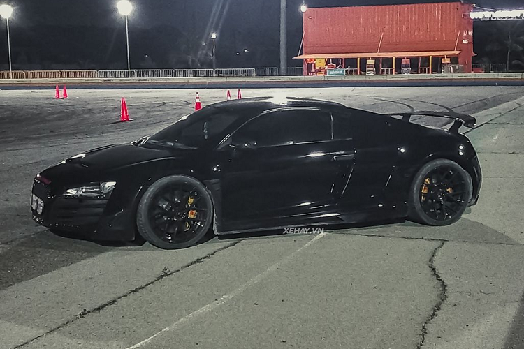 Siêu phẩm nước Đức này thuộc phiên bản R8 thế hệ cũ, ra đời cách đây khoảng hơn 10 năm. Trước khi mang trong mình "bộ cánh" màu đen huyền bí và cá tính này, siêu phẩm R8 độ body-kit Prior Design đã từng trải qua khá nhiều lần đổi màu “áo”, như: trắng, xám, vàng,... .