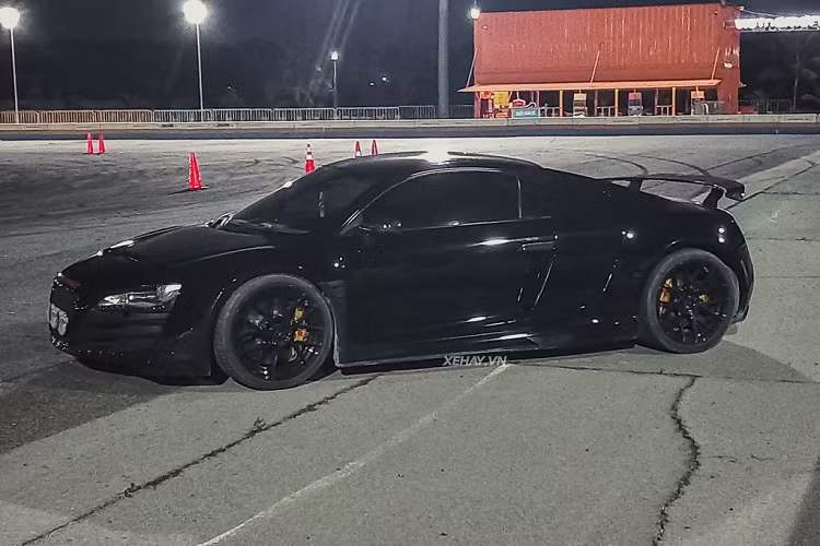 Siêu phẩm nước Đức này thuộc phiên bản R8 thế hệ cũ, ra đời cách đây khoảng hơn 10 năm. Trước khi mang trong mình "bộ cánh" màu đen huyền bí và cá tính này, siêu phẩm R8 độ body-kit Prior Design đã từng trải qua khá nhiều lần đổi màu “áo”, như: trắng, xám, vàng,... .