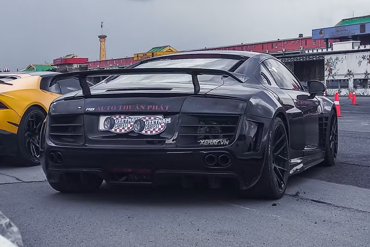 Bộ body-kit Prior Design cho Audi R8 vẻ ngoài thực sự ấn tượng và nam tính với những đường nét gồ ghề, cuốn hút. Theo đó, hốc hút gió được thiết kế mới với 2 nan thay cho 4 nan kiểu cũ. Xe được trang bị hốc gió 2 bên hông, lưới tản nhiệt mới và cánh gió sau cỡ lớn.