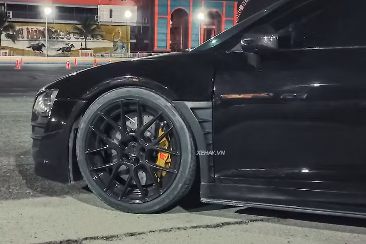 Về truyền động, nhiều nguồn tin cho hay siêu phẩm Audi R8 này đã được chủ nhân tháo bỏ dàn máy tăng áp của hãng Heffner Performance, điều đó có nghĩa là xe vẫn dùng động cơ V8, phun xăng trực tiếp FSI, dung tích 4,2 lít, sản sinh công suất tối đa 420 mã lực và mô-men xoắn cực đại 430 Nm.