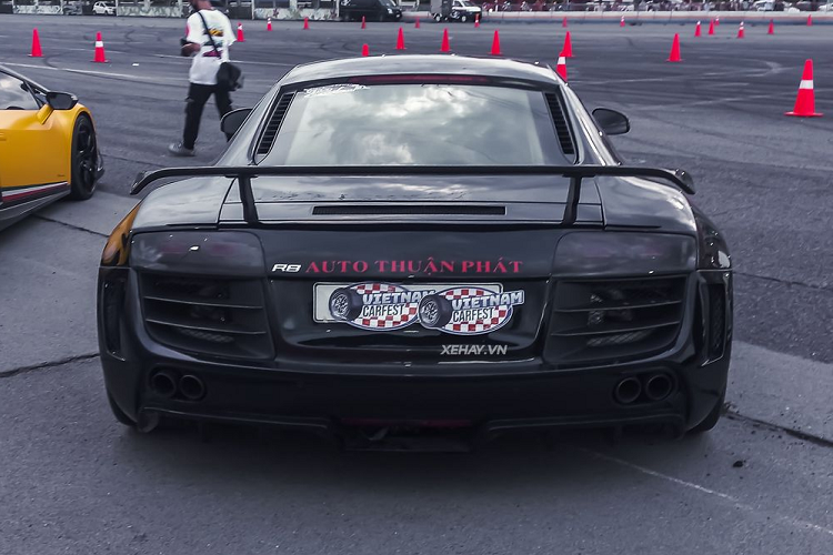 Tất cả những chi tiết này không chỉ giúp tăng độ “ngầu” cho Audi R8 mà còn giúp tối ưu tính khí động học của siêu xe.