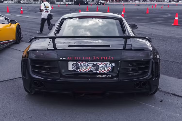 Tất cả những chi tiết này không chỉ giúp tăng độ “ngầu” cho Audi R8 mà còn giúp tối ưu tính khí động học của siêu xe.