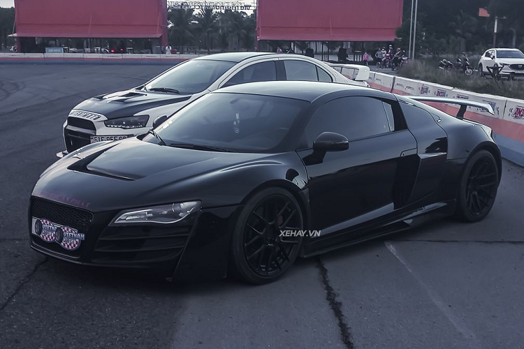 Audi R8 trong gói độ bodykit PD GT 850 Widebody của hãng độ Prior Design và dàn máy được độ tăng áp kép của hãng Heffner Performance từng rất gây chú ý trong giới chơi xe Việt. Tuy nhiên, siêu phẩm này đã từng có khoảng thời gian ở ẩn và lần xuất hiện này cũng là lần lộ diện hiếm hoi của Audi R8 độ body kit Prior Design.
