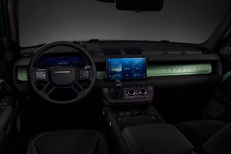 Điểm đặc biệt và ấn tượng nhất của Land Rover Defender phiên bản 75th Limited Edition chính là việc xe sẽ có màu sơn xanh Grasmere Green ở ngoại thất cũng như bộ mâm và cả 1 số chi tiết bên trong khoang lái để phân biệt với các xe Land Rover Defender còn lại.