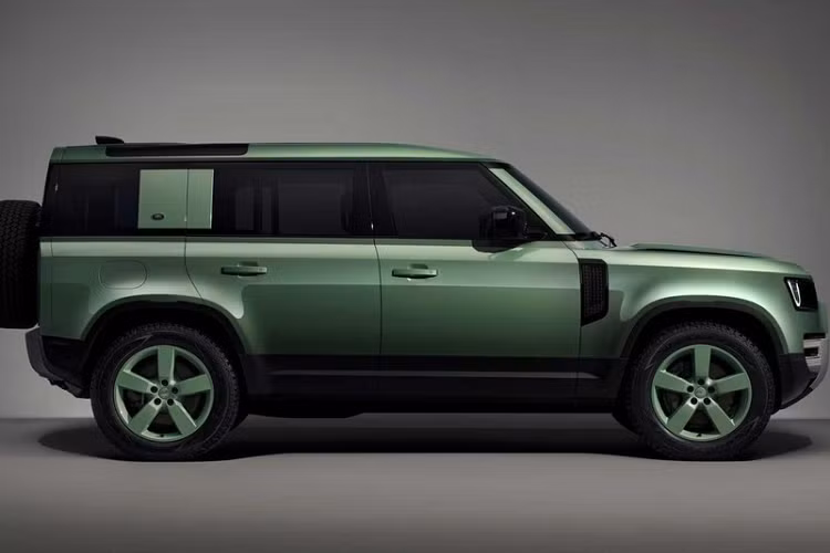 Trong đó, Land Rover chỉ cung cấp phiên bản Defender 75th Limited Edition cho 2 biến thể 90 và 110, trong đó, đã có ít nhất 1 xe về Việt Nam, thuộc phiên bản 110, 4 cửa. Hiện tại, Land Rover Việt Nam đang bán dòng xe đặc biệt này với giá từ 7,3 tỷ đồng, chưa bao gồm chi phí lăn bánh.