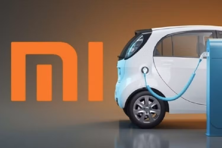 Theo Beijing Daily, Xiaomi đã tiến hành xây dựng nhà máy ở Bắc Kinh, với sản lượng 300.000 xe điện mỗi năm. Nhà máy này dự kiến đi vào hoạt động từ năm 2024 với công suất ban đầu khoảng 100.000 xe/năm.