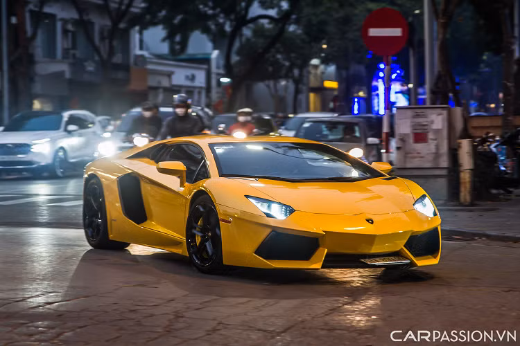 Như đã nêu trong tiêu đề, đây chính là chiếc Lamborghini Aventador đầu tiên tại Việt Nam. Siêu phẩm này được đưa về nước vào năm 2012 và đã từng tiêu tốn không biết bao giấy mực của giới truyền thông cũng như cánh mê xe trong khu vực.