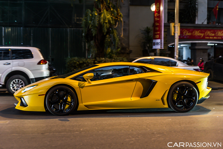 Bên hông chiếc Aventador đầu tiên về nước có sự xuất hiện của cụm đèn xi-nhan màu cam và đỏ, đây là trang bị an toàn bắt buộc trên những mẫu xe nhập khẩu vào thị trường Mỹ, điều này có nghĩa chiếc Aventador LP700-4 xuất hiện trong bài viết được nhập khẩu từ thị trường Mỹ.