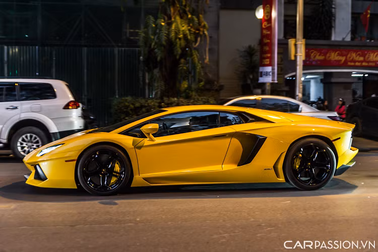 Bên hông chiếc Aventador đầu tiên về nước có sự xuất hiện của cụm đèn xi-nhan màu cam và đỏ, đây là trang bị an toàn bắt buộc trên những mẫu xe nhập khẩu vào thị trường Mỹ, điều này có nghĩa chiếc Aventador LP700-4 xuất hiện trong bài viết được nhập khẩu từ thị trường Mỹ.