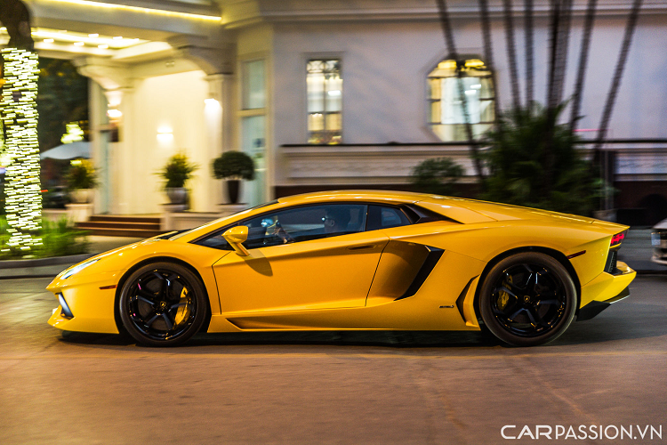 Thân xe Aventador mang đậm tính khí động học khi có sự xuất hiện của các hốc gió giúp làm mát khối động cơ V12. Logo LP700-4 đặt hai bên hông xe. Trước đây, xe sử dụng bộ mâm 5 chấu kép dạng mỏng nhưng mới đây đã được lắp lại bộ mâm 5 chấu hình chữ Y giống như lúc mới được đưa về nước.