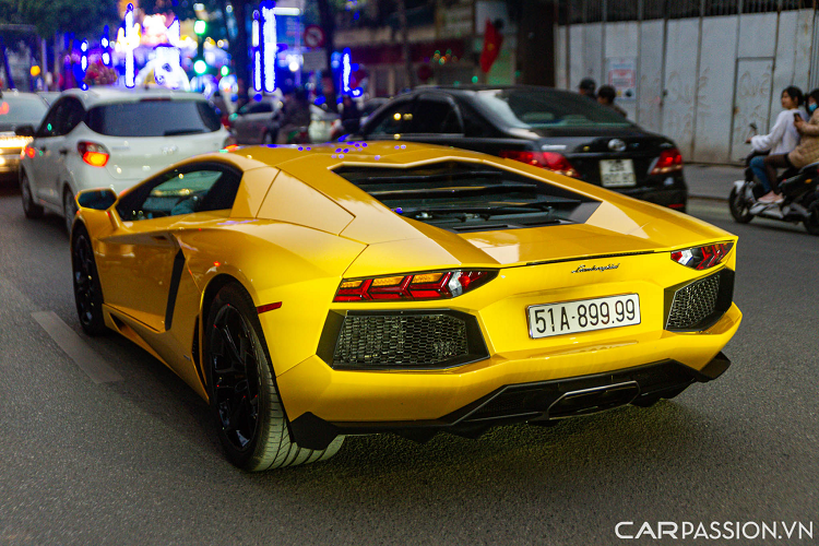 Nếu như đặt cả hai chiếc Murcielago và Aventador lên bàn cân, thiết kế của mẫu xe kế nhiệm dường như đã lược bỏ hoàn toàn những đường nét có phần mềm mại trên Murcielago, thay vào đó là kiểu dáng hầm hố với những đường gân dập nổi trên khắp thân xe.