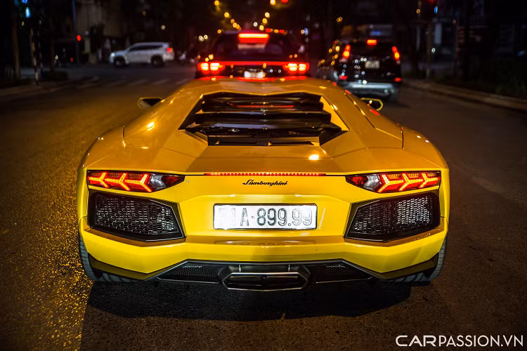 “Siêu bò” chỉ mất 2,9 giây để tăng tốc từ 0-100 km/h trước khi đạt tốc độ tối đa 349 km/h. Xe được trang bị ba chế độ lái bao gồm : Strada, Sport và Corsa.