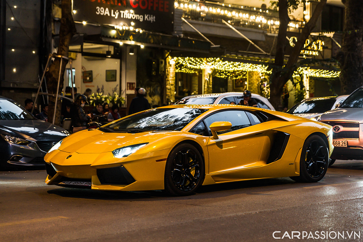 Chiếc Lamborghini Aventador LP700-4 đầu tiên “đặt chân” đến Việt Nam ngày 6/6/2012, tức là chỉ hơn 1 năm kể từ thời điểm ra mắt thế giới cũng là chiếc Aventador xuất hiện. Sau thời gian dài “ở ẩn”, mẫu Aventador này đã bất ngờ xuất hiện khi đang di chuyển trên đường phố Hà Nội.
