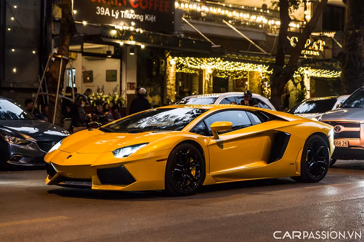 Chiếc Lamborghini Aventador LP700-4 đầu tiên “đặt chân” đến Việt Nam ngày 6/6/2012, tức là chỉ hơn 1 năm kể từ thời điểm ra mắt thế giới cũng là chiếc Aventador xuất hiện. Sau thời gian dài “ở ẩn”, mẫu Aventador này đã bất ngờ xuất hiện khi đang di chuyển trên đường phố Hà Nội.