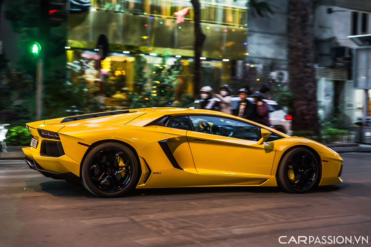 Siêu xe Lamborghini Aventador mang trên mình dấu ấn của những đường nét thiết kế mạnh mẽ, gân guốc, khác biệt hoàn toàn so với đàn anh Lamborghini Murcielago với thiết kế có phần mềm mại và “hiền” hơn.