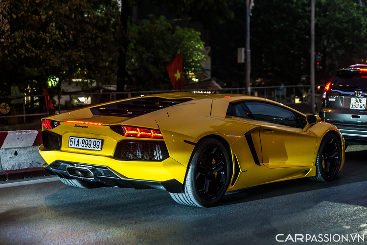 Đuôi xe với điểm nhấn là cụm đèn hậu có thiết kế đầy ấn tượng hình xương cá, logo Lamborghini đặt ở vị trí trung tâm và bên dưới là bộ khuếch tán sơn đen mờ. Hiện tại, xe đã quay về sử dụng hệ thống ống xả nguyên bản thay cho ống xả độ Innotech Performance Exhaust trước đó.