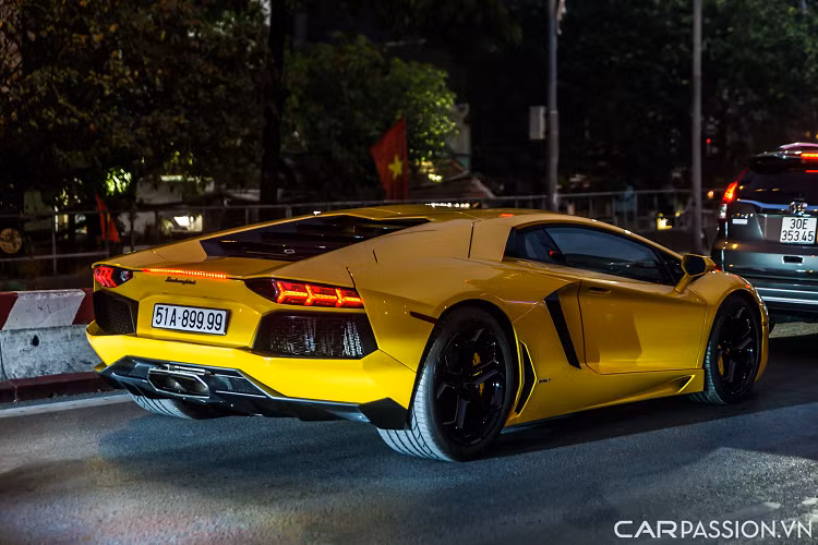 Đuôi xe với điểm nhấn là cụm đèn hậu có thiết kế đầy ấn tượng hình xương cá, logo Lamborghini đặt ở vị trí trung tâm và bên dưới là bộ khuếch tán sơn đen mờ. Hiện tại, xe đã quay về sử dụng hệ thống ống xả nguyên bản thay cho ống xả độ Innotech Performance Exhaust trước đó.