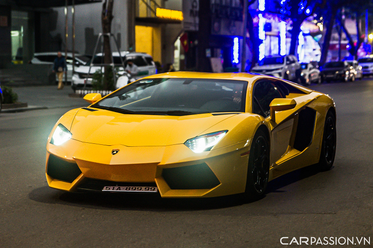 Phần đầu xe gây ấn tượng với hai hốc gió lớn được lấy cảm hứng từ chiếc siêu xe sản xuất giới hạn Lamborghini Reventon, nắp ca-pô dập gân mạnh mẽ và cụm đèn pha phía trước có thiết kế đẹp mắt, điểm nhấn nằm ở dải LED ban ngày chữ “Y” độc đáo.