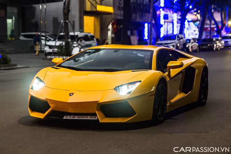 Phần đầu xe gây ấn tượng với hai hốc gió lớn được lấy cảm hứng từ chiếc siêu xe sản xuất giới hạn Lamborghini Reventon, nắp ca-pô dập gân mạnh mẽ và cụm đèn pha phía trước có thiết kế đẹp mắt, điểm nhấn nằm ở dải LED ban ngày chữ “Y” độc đáo.