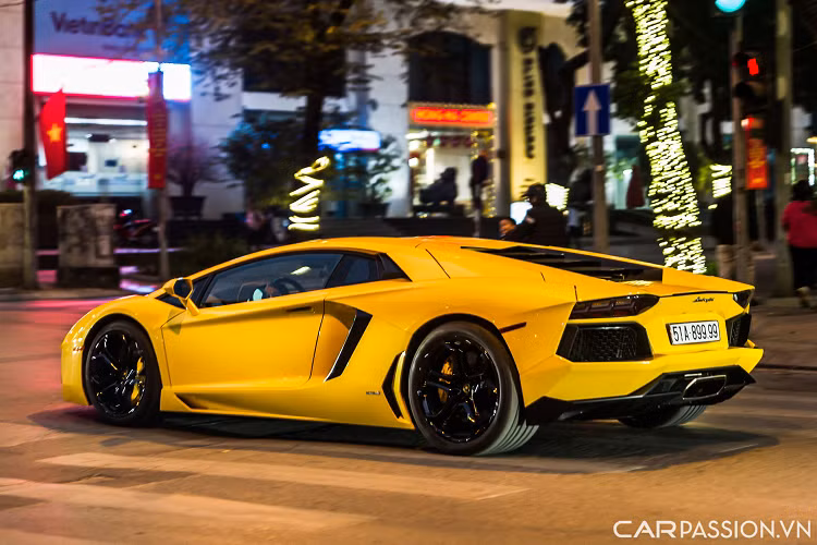 Xe sở hữu lớp sơn màu vàng Giallo Evros và vẫn giữ được vẻ ngoài long lanh như lúc mới về nước. Được biết, xe đã được bán cho chủ nhân mới tại Hà Nội cách đây thời gian khá lâu và rất ít khi ra đường.