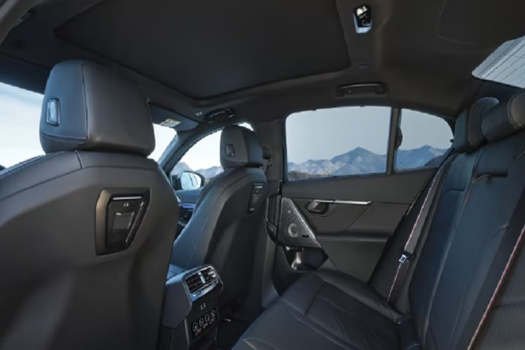 Trong đó, chiều dài cơ sở chiếm 2.995mm, tăng 20mm. Thiết kế của BMW 5-Series 2024 được tinh chỉnh khá nhiều so với thế hệ tiền nhiệm. Xe sở hữu ngoại thất mạnh mẽ, với những đường gân được cắt xẻ táo bạo. Đèn xe và lưới tản nhiệt cũng được nâng cấp đáng kể.