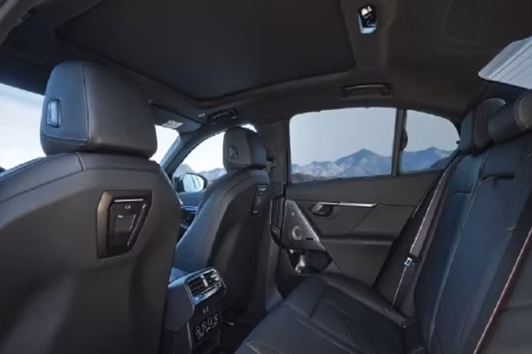 Trong đó, chiều dài cơ sở chiếm 2.995mm, tăng 20mm. Thiết kế của BMW 5-Series 2024 được tinh chỉnh khá nhiều so với thế hệ tiền nhiệm. Xe sở hữu ngoại thất mạnh mẽ, với những đường gân được cắt xẻ táo bạo. Đèn xe và lưới tản nhiệt cũng được nâng cấp đáng kể.