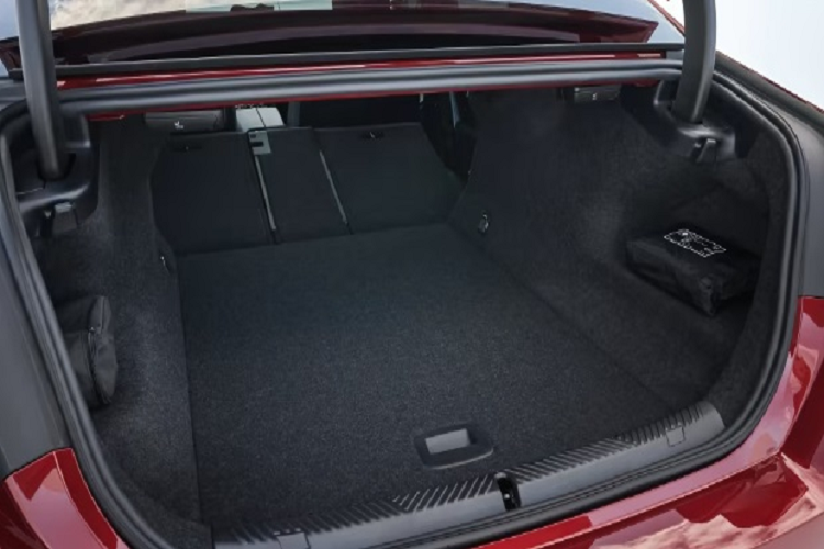 Nếu như ở ngoại thất, những thay đổi còn khá dè dặt thì ở nội thất, các kỹ sư của BMW gần như đã “lột xác” toàn diện cho mẫu xe này. Nội thất của BMW 5-Series và I5 2024 đều giống hệt nhau với màn hình kép cỡ lớn và trợ lý ảo thông minh BMW Intelligent Personal Assistant, đi kèm hệ điều hành bản iDrive 8.5 mới nhất.