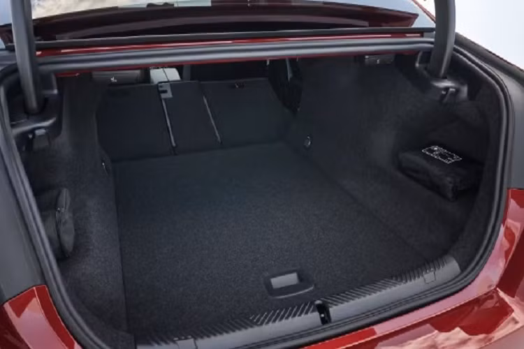 Nếu như ở ngoại thất, những thay đổi còn khá dè dặt thì ở nội thất, các kỹ sư của BMW gần như đã “lột xác” toàn diện cho mẫu xe này. Nội thất của BMW 5-Series và I5 2024 đều giống hệt nhau với màn hình kép cỡ lớn và trợ lý ảo thông minh BMW Intelligent Personal Assistant, đi kèm hệ điều hành bản iDrive 8.5 mới nhất.