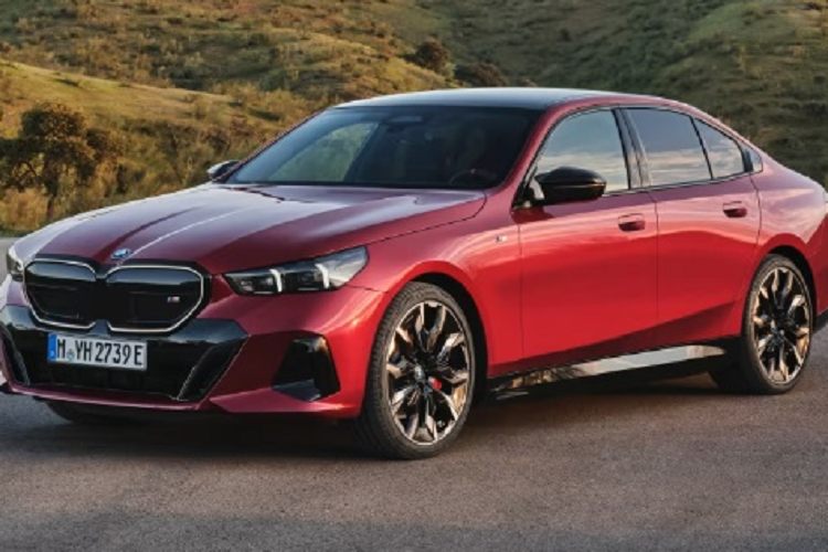 Cả eDrive40 và M60 xDrive đều được trang bị bộ pin 81,2 kWh, mang lại phạm vi hoạt động ước tính theo tiêu chuẩn của WLTP là từ 497 km đến 582 km đối với bản eDrive40 và từ 455 km đến 516 km đối với bản M60 xDrive. Ở thế hệ mới này, BMW 5-Series được gia tăng đáng kể về kích thước. Chiều dài của xe tăng 86,4mm lên 5.060mm.