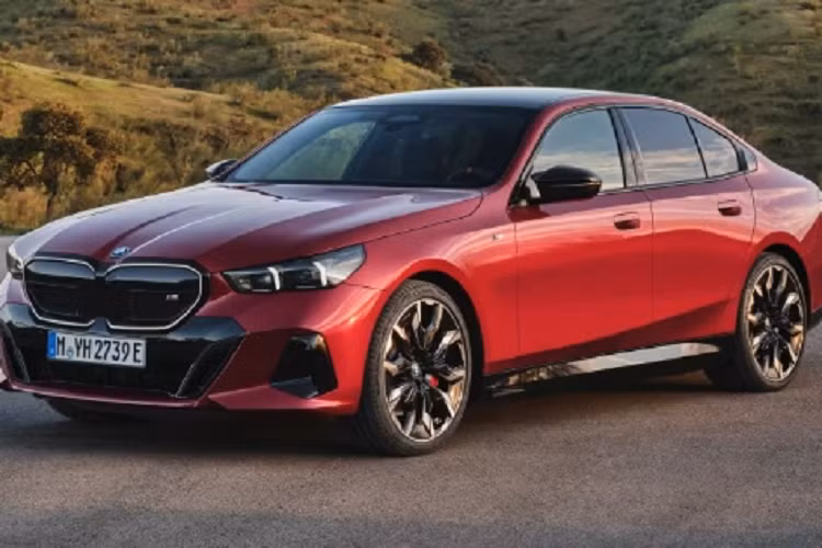 Cả eDrive40 và M60 xDrive đều được trang bị bộ pin 81,2 kWh, mang lại phạm vi hoạt động ước tính theo tiêu chuẩn của WLTP là từ 497 km đến 582 km đối với bản eDrive40 và từ 455 km đến 516 km đối với bản M60 xDrive. Ở thế hệ mới này, BMW 5-Series được gia tăng đáng kể về kích thước. Chiều dài của xe tăng 86,4mm lên 5.060mm.