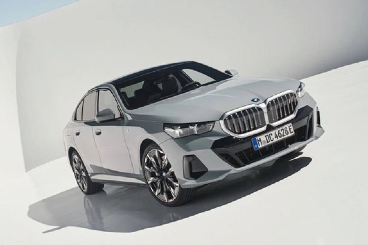 Cả hai mẫu xe sedan BMW 5 Series 2024 đều được phát triển dựa trên nền tảng khung gầm CLAR của BMW. Tại thị trường Mỹ, giá xe BMW 5-Series 2024 phiên bản tiêu chuẩn 530i là 57.900 USD (1,3 tỷ đồng), bản 540i xDrive có giá 66.800 USD (1,5 tỷ đồng). 