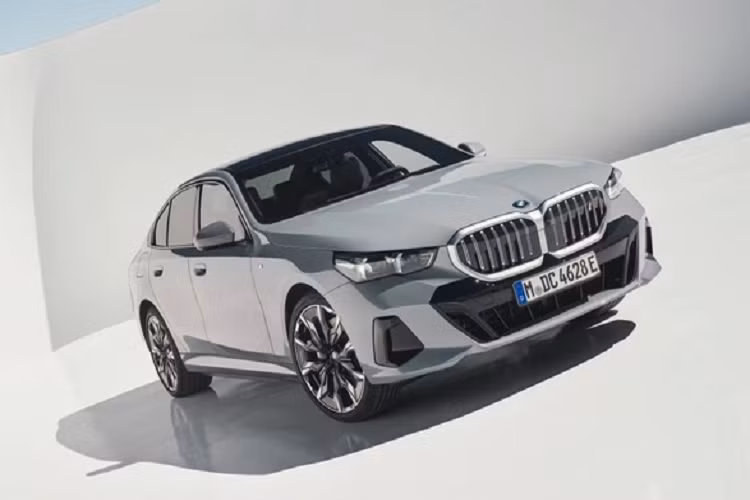 Cả hai mẫu xe sedan BMW 5 Series 2024 đều được phát triển dựa trên nền tảng khung gầm CLAR của BMW. Tại thị trường Mỹ, giá xe BMW 5-Series 2024 phiên bản tiêu chuẩn 530i là 57.900 USD (1,3 tỷ đồng), bản 540i xDrive có giá 66.800 USD (1,5 tỷ đồng). 