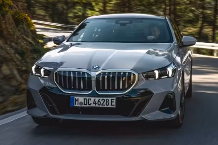 Cung cấp sức mạnh cho BMW 5 Series 2024 động cơ mild-hybrid bốn xi-lanh – một động cơ xăng và một động cơ diesel – trên ba biến thể tại thời điểm ra mắt dành cho châu Âu, bao gồm: 520i sedan mạnh 208 mã lực và 520d mạnh 197 mã lực trong các biến thể RWD và xDrive AWD.