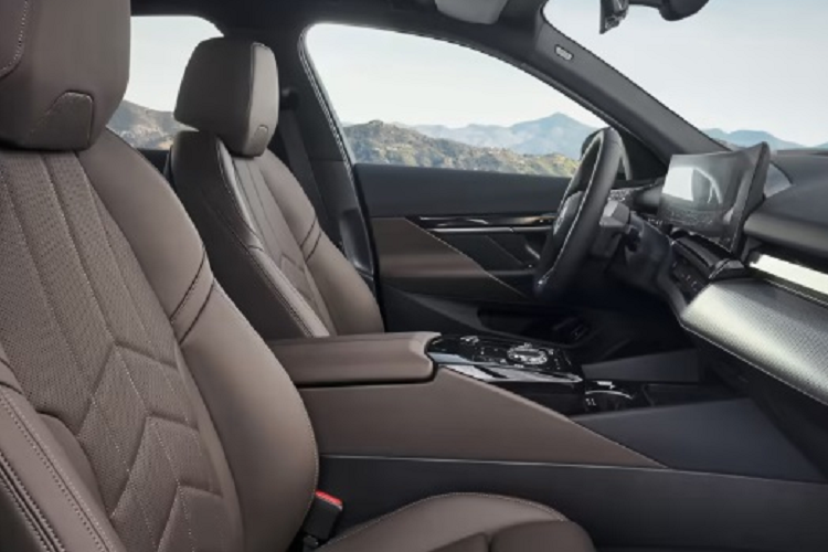 Phiên bản i5 M60 xDrive mạnh mẽ hơn có hệ thống truyền động động cơ kép sản sinh công suất 601 mã lực và mô-men xoắn lên tới 820 Nm khi kích hoạt Sport Boost hoặc M Launch Control. Với sức mạnh này M60 xDrive có thể tăng tốc từ 0-100 km/h trong thời gian ngắn hơn là 3,8 giây, trước khi đạt tốc độ tối đa 230 km/h.