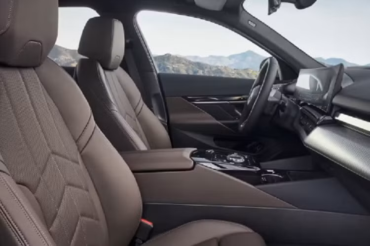 Phiên bản i5 M60 xDrive mạnh mẽ hơn có hệ thống truyền động động cơ kép sản sinh công suất 601 mã lực và mô-men xoắn lên tới 820 Nm khi kích hoạt Sport Boost hoặc M Launch Control. Với sức mạnh này M60 xDrive có thể tăng tốc từ 0-100 km/h trong thời gian ngắn hơn là 3,8 giây, trước khi đạt tốc độ tối đa 230 km/h.