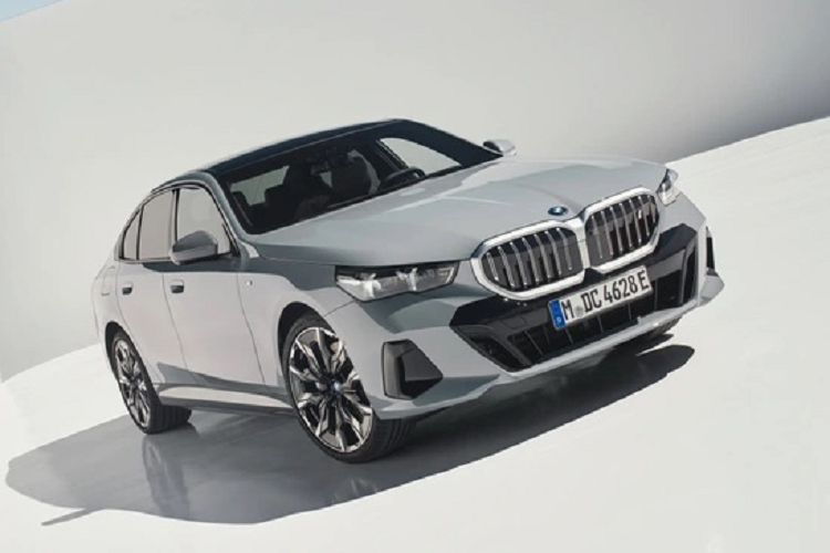Trong khi đó, BMW i5 thuần điện được cung cấp 2 phiên bản là i5 eDrive40 RWD và i5 M60 xDrive AWD với giá lần lượt là 66.800 USD (1,5 tỷ đồng) và 84.100 USD (1,9 tỷ đồng).