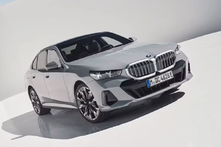 Trong khi đó, BMW i5 thuần điện được cung cấp 2 phiên bản là i5 eDrive40 RWD và i5 M60 xDrive AWD với giá lần lượt là 66.800 USD (1,5 tỷ đồng) và 84.100 USD (1,9 tỷ đồng).