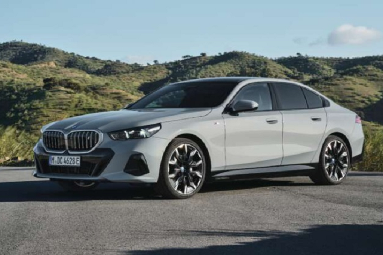 Các biến thể động cơ đốt trong khác được cung cấp ở thị trường Mỹ bao gồm 530i và 530i xDrive, sử dụng động cơ xăng 4 xi-lanh 2.0L tăng áp sản sinh công suất 255 mã lực và mô-men xoắn 400 Nm, trong khi 540i xDrive sử dụng động cơ 6 xi-lanh 3.0L tăng áp cho công suất 375 mã lực và mô-men xoắn 520 Nm và có thể tăng lên 540 Nm nhờ hệ thống mild-hybrid 48 volt.