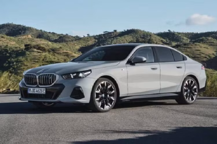 Các biến thể động cơ đốt trong khác được cung cấp ở thị trường Mỹ bao gồm 530i và 530i xDrive, sử dụng động cơ xăng 4 xi-lanh 2.0L tăng áp sản sinh công suất 255 mã lực và mô-men xoắn 400 Nm, trong khi 540i xDrive sử dụng động cơ 6 xi-lanh 3.0L tăng áp cho công suất 375 mã lực và mô-men xoắn 520 Nm và có thể tăng lên 540 Nm nhờ hệ thống mild-hybrid 48 volt.