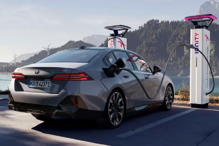 Phiên bản i5 eDrive40 sẽ được trang bị một động cơ điện đặt ở cầu sau cho công suất tối đa 340 mã lực và mô-men xoắn lên tới 430 Nm khi kích hoạt Sport Boost hoặc Launch Control. Với sức mạnh này, xe có thể tăng tốc từ 0-100 km/h trong 6 giây và tốc độ tối đa là 193 km/h.