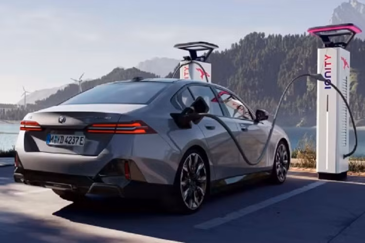 Phiên bản i5 eDrive40 sẽ được trang bị một động cơ điện đặt ở cầu sau cho công suất tối đa 340 mã lực và mô-men xoắn lên tới 430 Nm khi kích hoạt Sport Boost hoặc Launch Control. Với sức mạnh này, xe có thể tăng tốc từ 0-100 km/h trong 6 giây và tốc độ tối đa là 193 km/h.