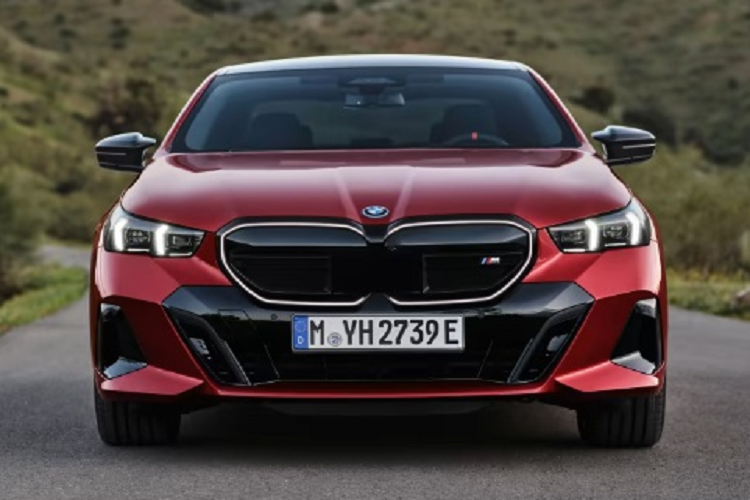 Xe được trang bị kết cấu khung xe tiêu chuẩn gồm hệ thống treo tay đòn kép phía trước và đa liên kết phía sau gần như giống hệt thế hệ trước, nhưng giờ đây tất cả các phiên bản sử dụng hệ thống lái thể thao có tỷ số truyền biến thiên.