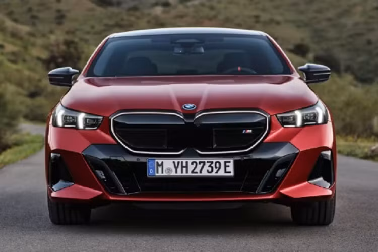 Xe được trang bị kết cấu khung xe tiêu chuẩn gồm hệ thống treo tay đòn kép phía trước và đa liên kết phía sau gần như giống hệt thế hệ trước, nhưng giờ đây tất cả các phiên bản sử dụng hệ thống lái thể thao có tỷ số truyền biến thiên.