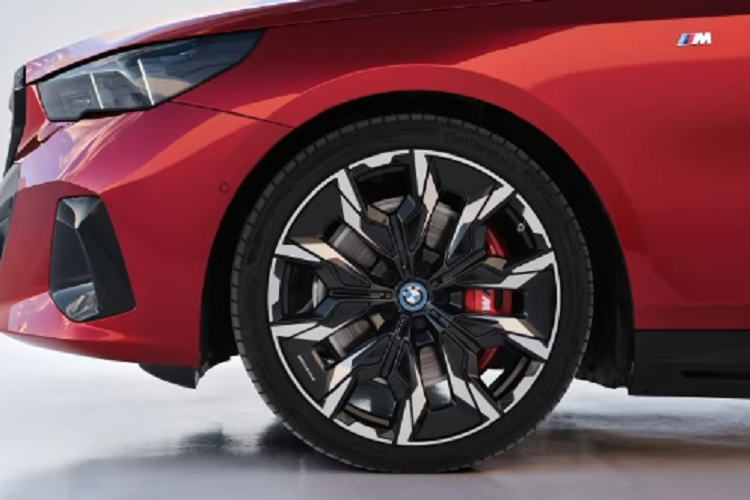 Bên cạnh đó, người dùng mua i5 sẽ có cơ hội sử dụng thanh điều khiển Interaction Bar cảm ứng chạm cực nhạy giống trên dòng 7-Series. Thanh điều khiển này chạy dọc táp-lô, có thể dùng để chỉnh điều hòa. Với các bản 5-Series động cơ đốt trong, đây là trang bị tùy chọn. Không chỉ tập trung vào nội thất với hàng loạt công nghệ hiện đại, hãng xe Đức cũng chú trọng nâng cấp trải nghiệm lái cho người dùng.