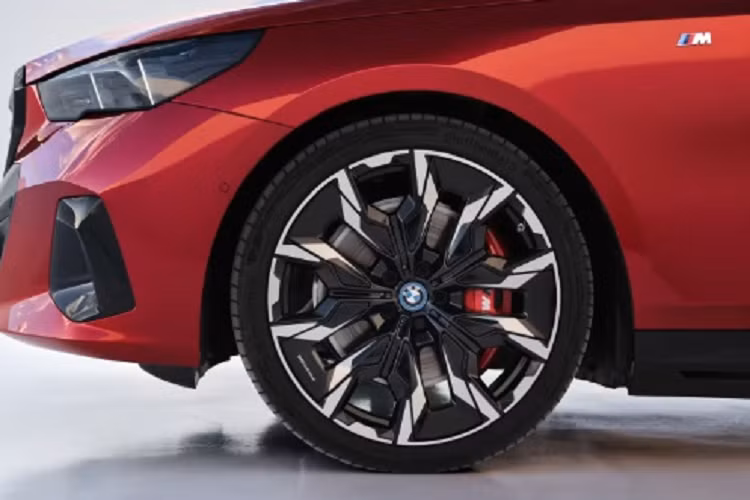 Bên cạnh đó, người dùng mua i5 sẽ có cơ hội sử dụng thanh điều khiển Interaction Bar cảm ứng chạm cực nhạy giống trên dòng 7-Series. Thanh điều khiển này chạy dọc táp-lô, có thể dùng để chỉnh điều hòa. Với các bản 5-Series động cơ đốt trong, đây là trang bị tùy chọn. Không chỉ tập trung vào nội thất với hàng loạt công nghệ hiện đại, hãng xe Đức cũng chú trọng nâng cấp trải nghiệm lái cho người dùng.