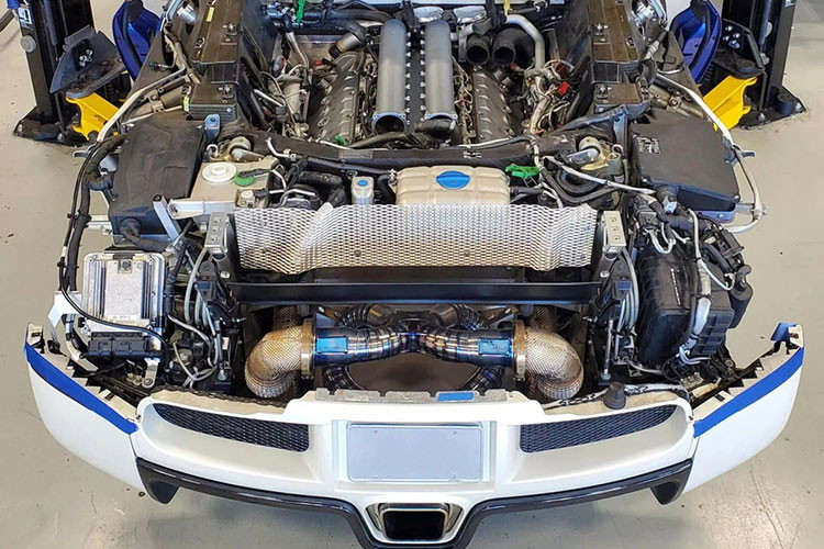 Trong khi cản sau không cần tháo ra, hầu hết các tấm ốp thân vỏ khác ở phần phía sau của chiếc Bugatti Veyron đều bị gỡ xuống. Sau đó, một giàn giáo đặc biệt được sử dụng để thợ máy có thể nằm ở phía trên trong khi làm việc với khoang máy rộng được lèn chặt bằng động cơ và các linh kiện khác.