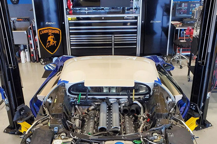 Vậy tại sao quá trình thay bugi và cuộn dây đánh lửa trên chiếc Bugatti Veyron lại phức tạp tới như vậy? Bài đăng trên Reddit cho biết, quá trình thay thế các linh kiện trên cần được thực hiện một cách tinh tế, cẩn thận và tỉ mỉ.