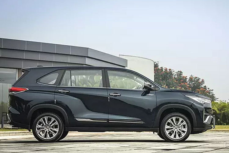 Cụ thể, mẫu xe MPV Toyota Innova 2023 sở hữu kích thước dài 4.755 mm, tăng 20mm, rộng 1.850 mm, thêm 20mm, chiều cao của xe vẫn được giữ nguyên mức 1.795mm, khoảng sáng gầm xe 185mm và chiều dài cơ sở tăng 100mm đạt 2.850mm.